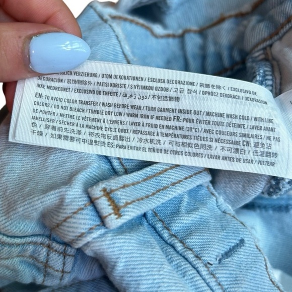 Abercrombie & Fitch The Mom Short High Rise Light Wash Distressed Raw Hem 28/6 - Picture 8 of 11